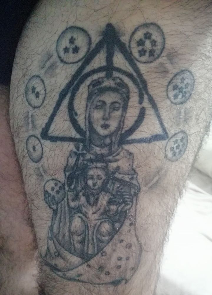 La Moreneta amb les set boles de drac i les relíquies de la mort tatuada a la cuixa.