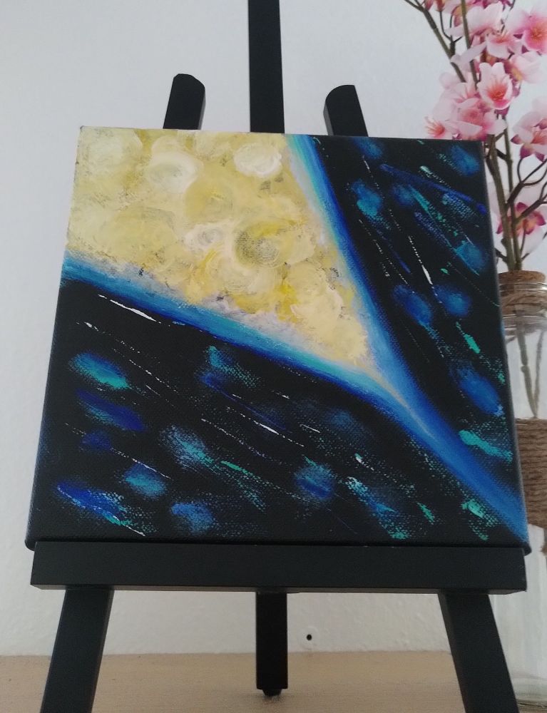 Petite peinture carrée abstraite d'une faille dorée s'élargissant en éventail sur fond noir parsemé de vert et bleu.