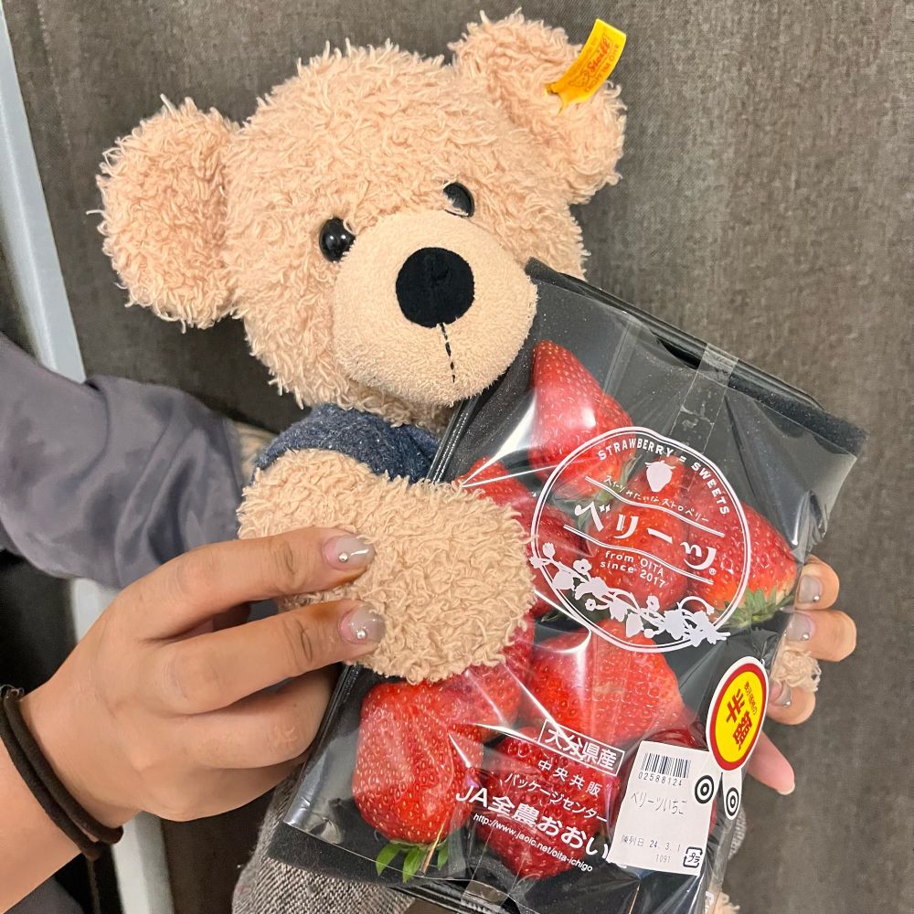 大分県産のいちご品種、ベリーツがスーパーで半額になってたから、フィンと一緒に📸