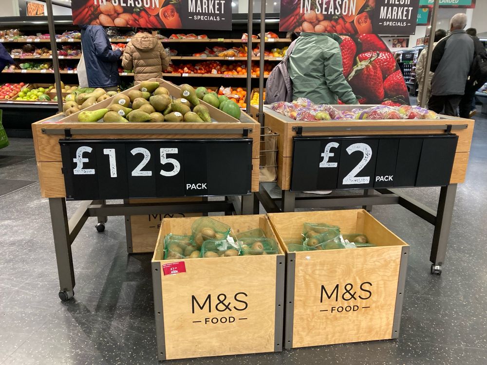 Pears for sale in a UK supermarket. The sign says £125 per pack when I presume it should be £1.25 per pack