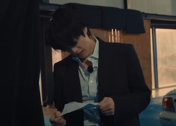 Screenshot from the "Jin Wick" Run Jin episode. After defeating the boss, Jin is looking at the paper that he took from him.