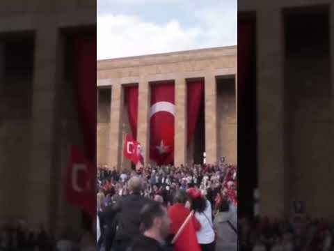 Yürüyerek Anıtkabir'e ulaşan binlerce yurttaş, hep bir ağızdan Andımız'ı okudu. #keşfet #anitkabir