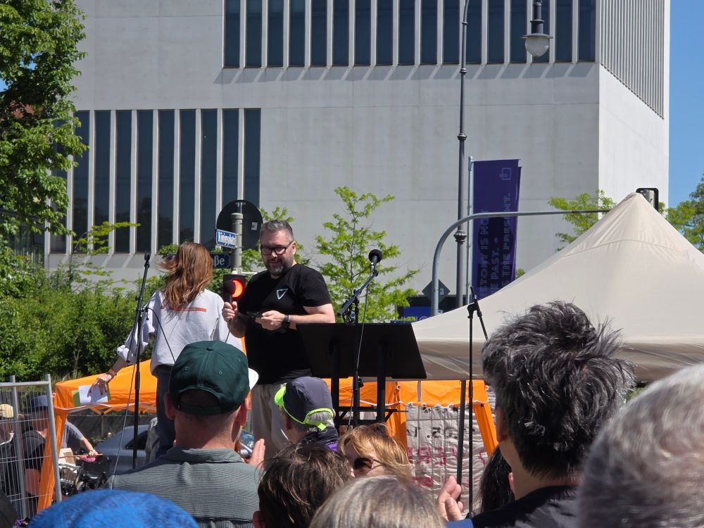 Vertreter vom @volksverpetzer.de auf dem Königsplatz in München am 11.05.2025.