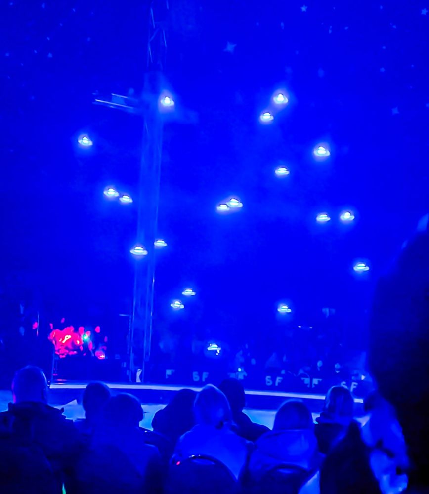 Alkunumeron eriväriset dronemuodostelmat loivat vaikuttavan näyn pimeässä teltassa. Ajatukset veivät tahtomatta Ukrainaan – tuskin järjestäjien tarkoitus. Viihteen ja traagisuuden makaaberi ristiriita. Sirkuksen muutosta kuvasi myös teknopartyjä muistuttanut lasershow, jossa dj ja tanssija bilettivät yhdessä, minä pidin. Saa nähdä, jääkö muutos pysyväksi.