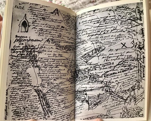 La imagen corresponde al cuaderno de notas del primer esbozo de la novela "Los hermanos Karamazov" 1878 de Fiodor Dostoievski.