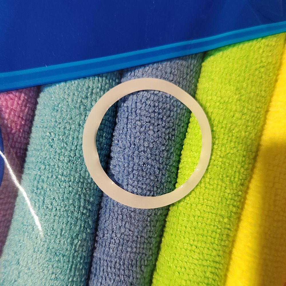 Bunte Spültücher in durchsichtiger Verpackungen. Es gibt eine Öffnung, dass man sie befühlen kann.