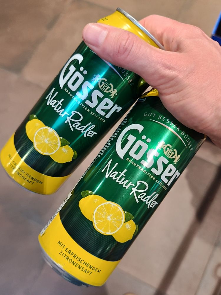 Zwei Dosen Gösser gehalten.