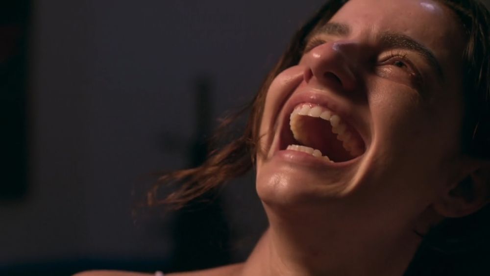 Gisela de beleza fatal rindo psicoticamente