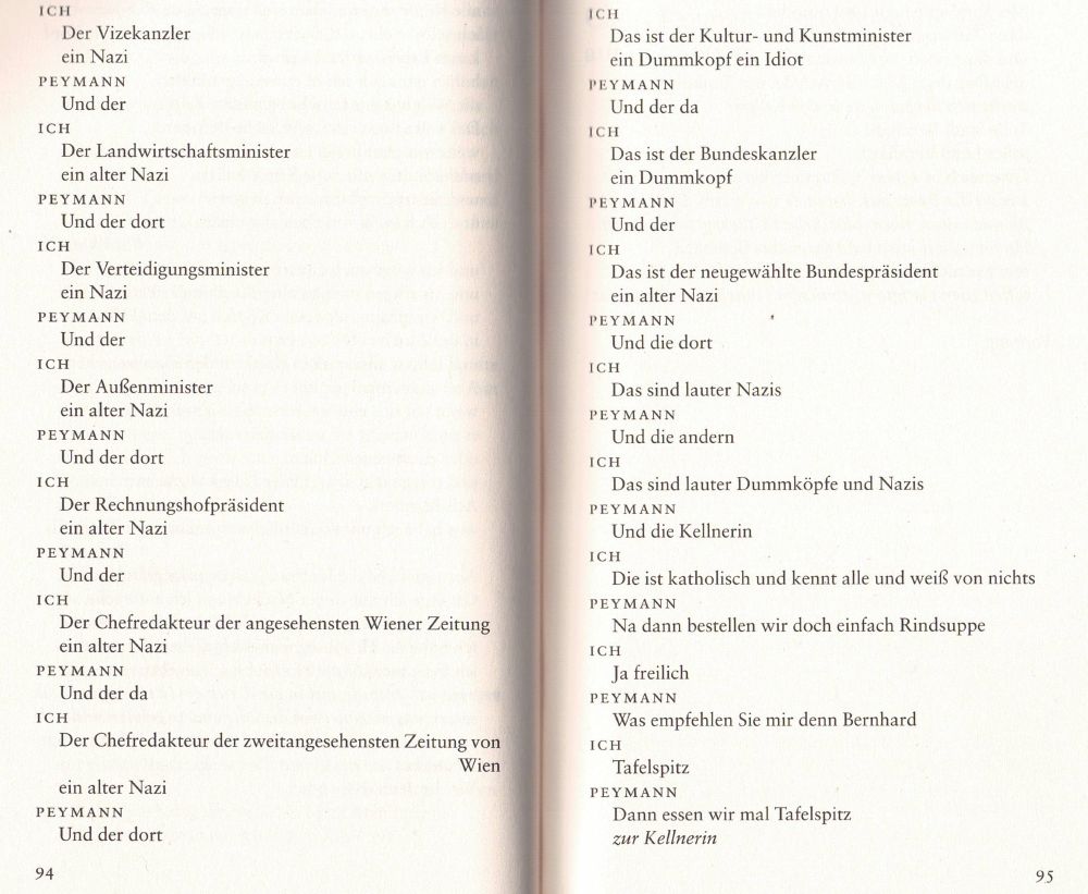 Szene aus Thomas Bernhards Einakter: "Claus Peymann kauft sich eine Hose und geht mit mir essen". Berhard und Peymann sitzen in einem Lokal. Peymann weißt auf verschiedene Menschen im Lokal. Alle entweder Politiker oder Journalisten. Berhard antwortet jedes Mal, dass alle Nazis seien. Nur die Kellnerin "Die ist katholisch und kennt alle und weiß von nichts". Am Ende bestellen sie auf Bernhards Empfehlung Tafelspitz.
