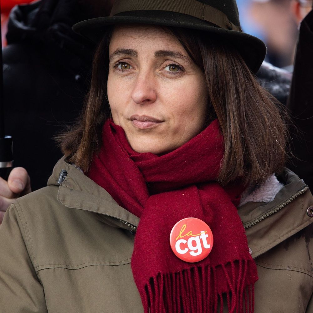 Sophie Binet avec un chapeau et une écharpe rouge 