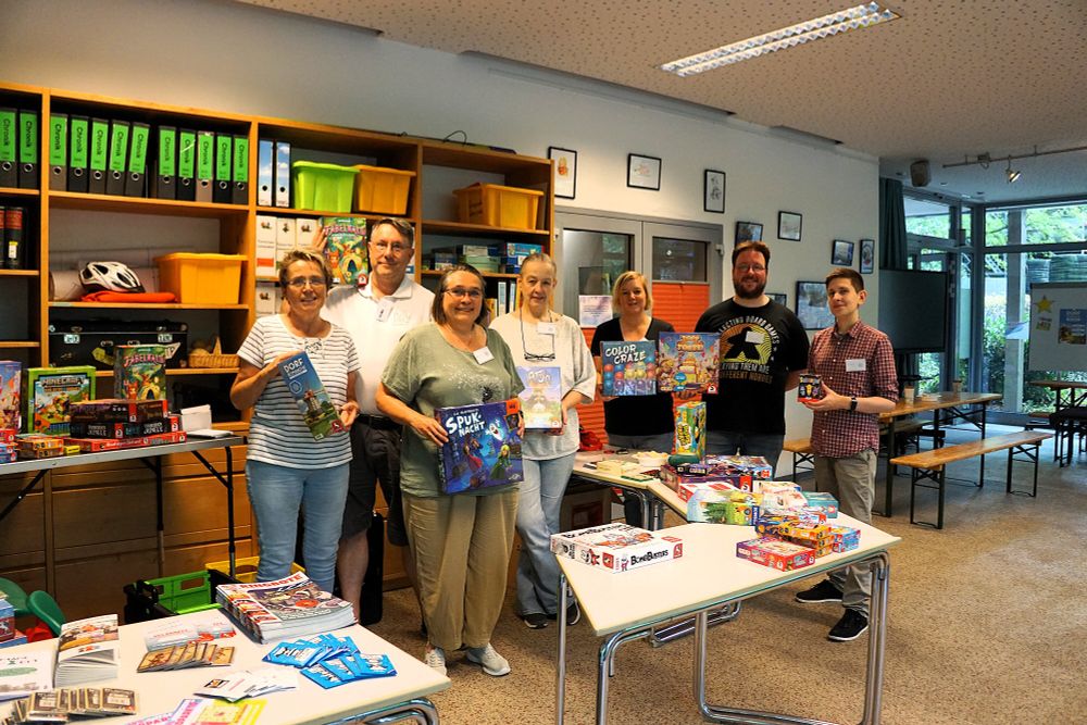 V.L.N.R.: BEATE KÜHNHENRICH, THORSTEN SCHMIDT, BEA SCHMIDT, PETRA
SEIDENSTICKER, MARESA KALLMEIER, MANUEL HORSTMANN, LASSE
G.

Alle halten Spiele in der Hand