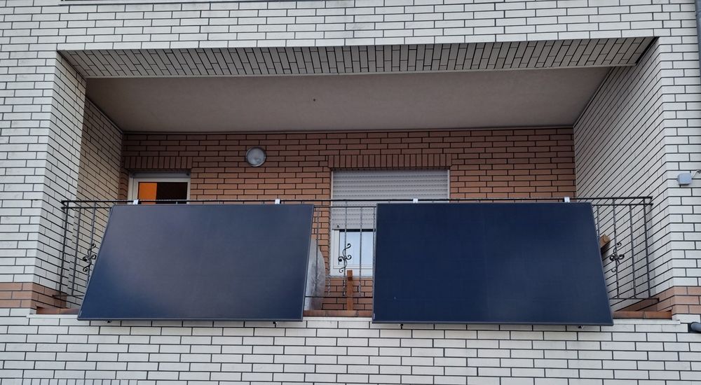 Zwei montiert PV- Module eines Balkonkraftwerkes