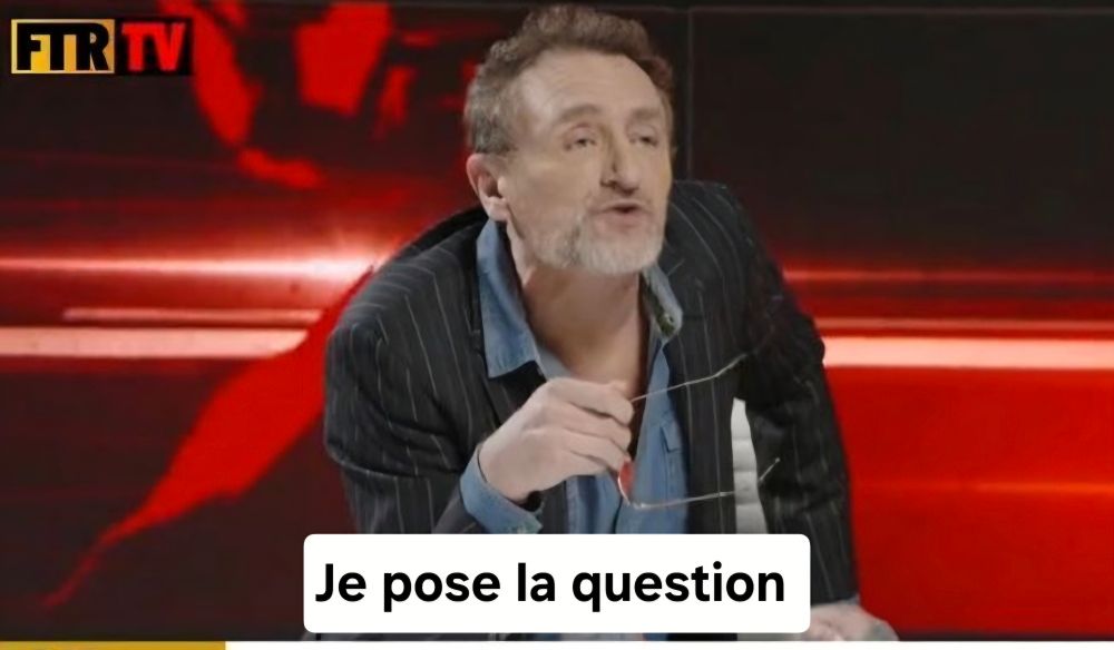 Jean-Paul Rouve parodiant Pascal Praud 
En-dessous est écrit "je pose la question"