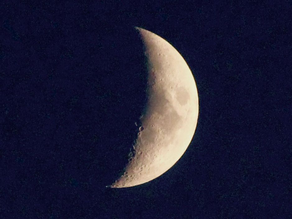 The crescent moon in the sky above Calgary at 10:00pm, shortly after sunset tonight (June 30, 2025). 