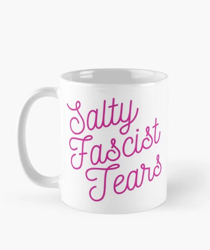 Un mug avec écrit en anglais "larmes de fascistes salées". 