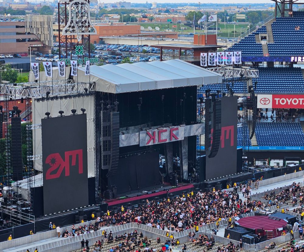 A photo of the MCR stage at citizens bank park.