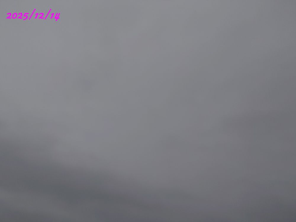 今日（2025/12/14）の朝の空。
雨が降って冷えます。暗い空です。