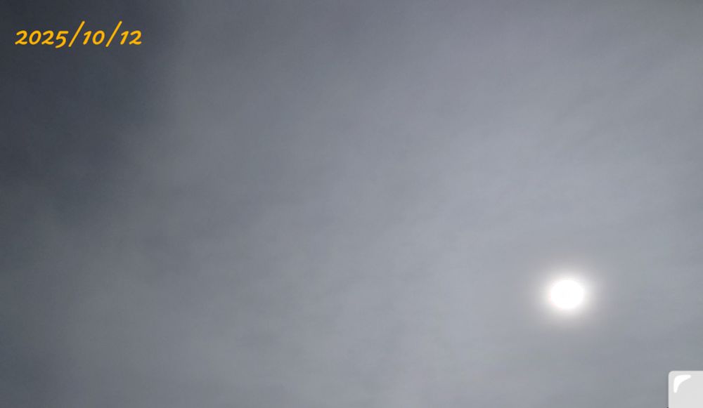今日（2025/10/12）の朝の空。雲が多いけど太陽は見えてます。