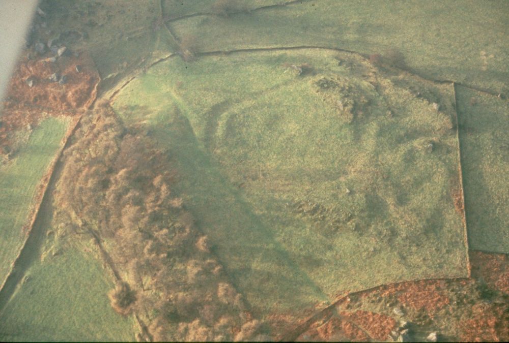 Cratcliff Rocks 'defended settlement' from the air in 1988, image credit Derbyshire HER. 