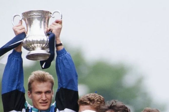 Erik Thorstvedt løfter trofeet for den engelske FA-cupen i 1991 