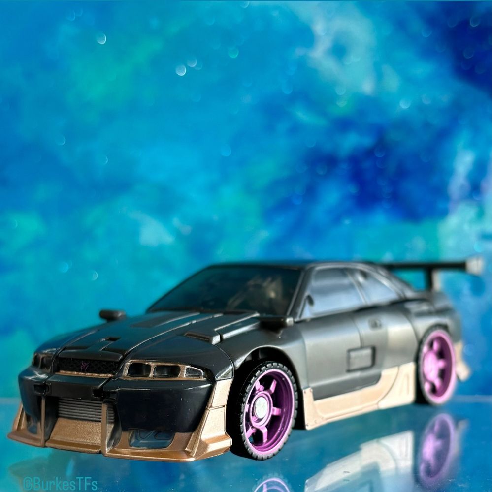 Rise of the beasts studio series Nightbird in vehicle mode with the DNA design upgrade kit.