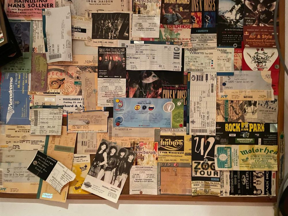 Eine Pinwand voller Tickets