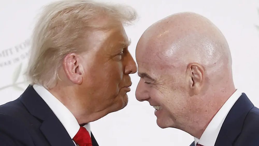 Die Häupter von 2 alten,, weißen, unsympathischen  Männern im Seitenprofil; der Linke scheint dem Rechten die Nase küssen zu wollen. 