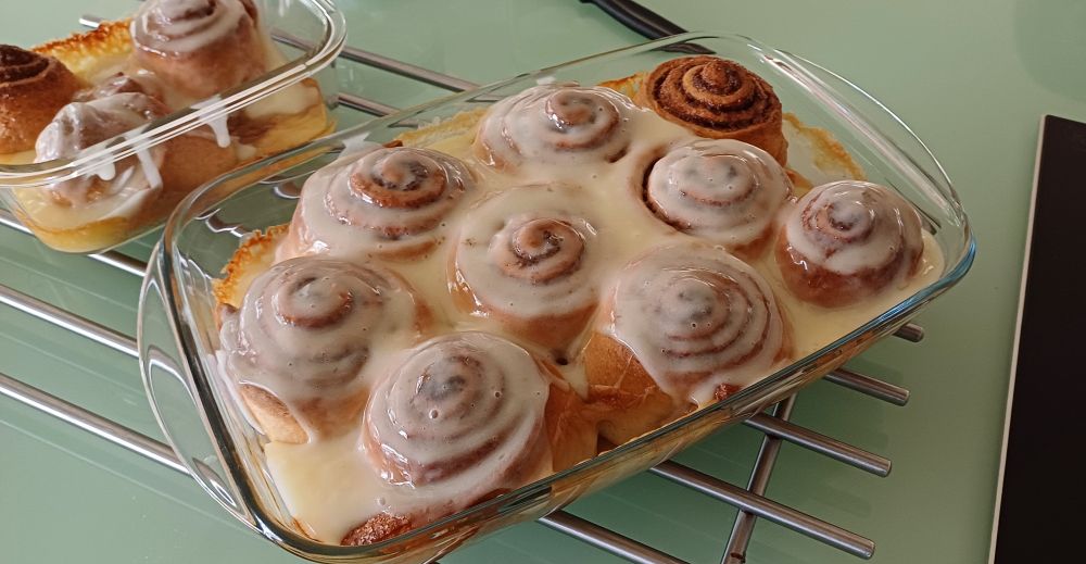 La misma bandeja pero ahora los rollitos llevan frosting por encima (excepto uno xque a un amigo no le gusta el frosting 🫡)