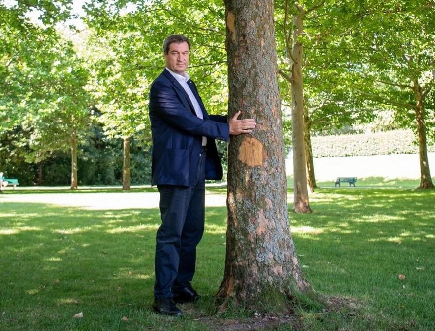 Markus Söder umarmt einen Baum.
Die Natur ist ihm sehr wichtig, daher blockiert er wo nur möglich Erneuerbare Energien.