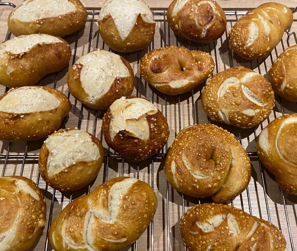Selbst gebackenes, frisches Laugengebäck auf einen Rost zum Abkühlen. 