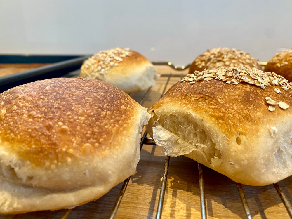 Semmeln frisch aus dem Ofen auf einem Blech liegen zum Abkühlen 