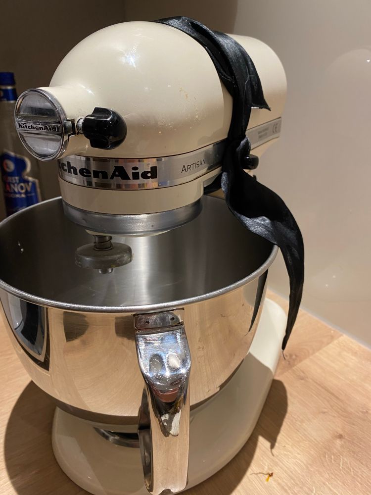 Eine Küchenmaschine mit einem schwarzen Band. 