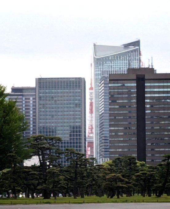 ビルの間に東京タワー