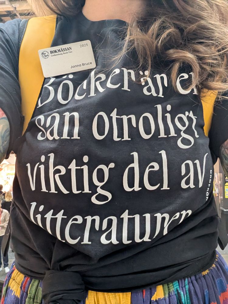 T-shirt med texten "Böcker är en sån otroligt viktig del av litteraturen" 
