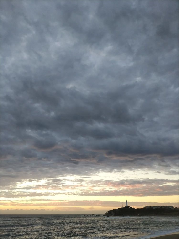 Photo by 敦志 on October 18, 2025. May be an image of ocean, twilight, horizon, sky, lighthouse and text.