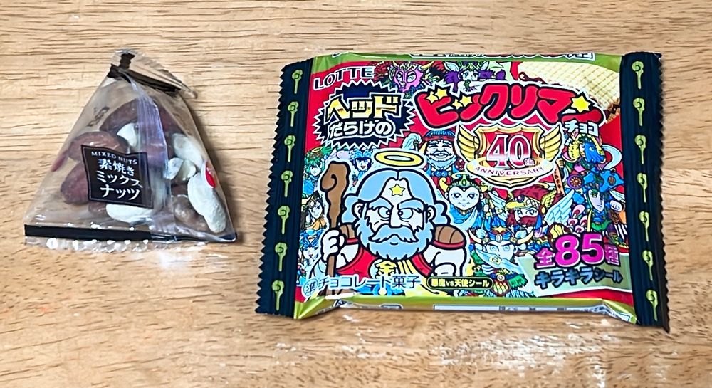 朝ごはんのビックリマンシールと素焼きミックスナッツです