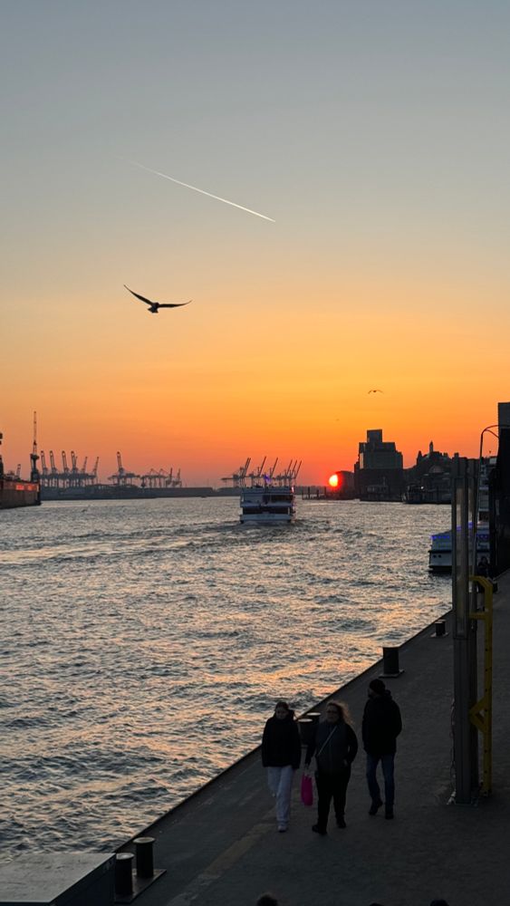 Sunset at Landungsbrücken with a view of the Hamburg harbour