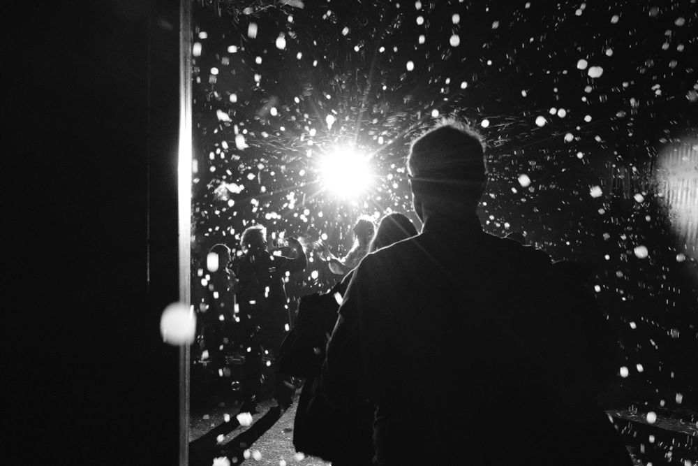 Seifenblasen im Gegenlicht mit der Silhouette einer Person. 