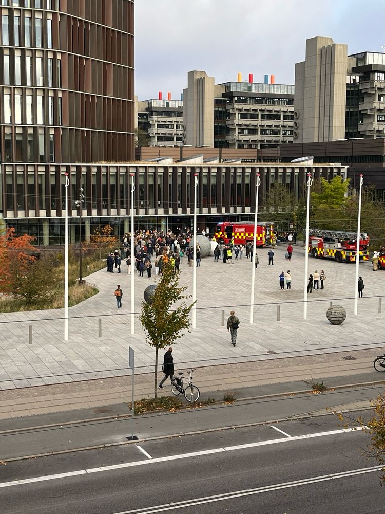 Evakuerede og brandbiler foran Panum.