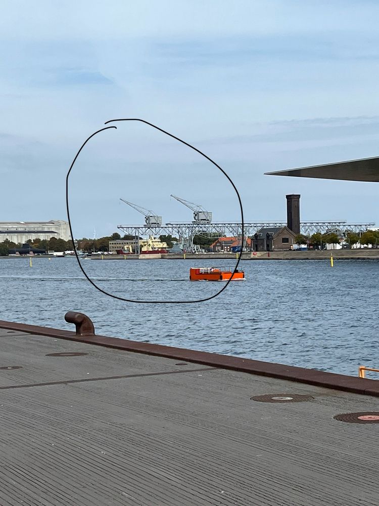 To kraner på skinner set fra Ophelia Plads.