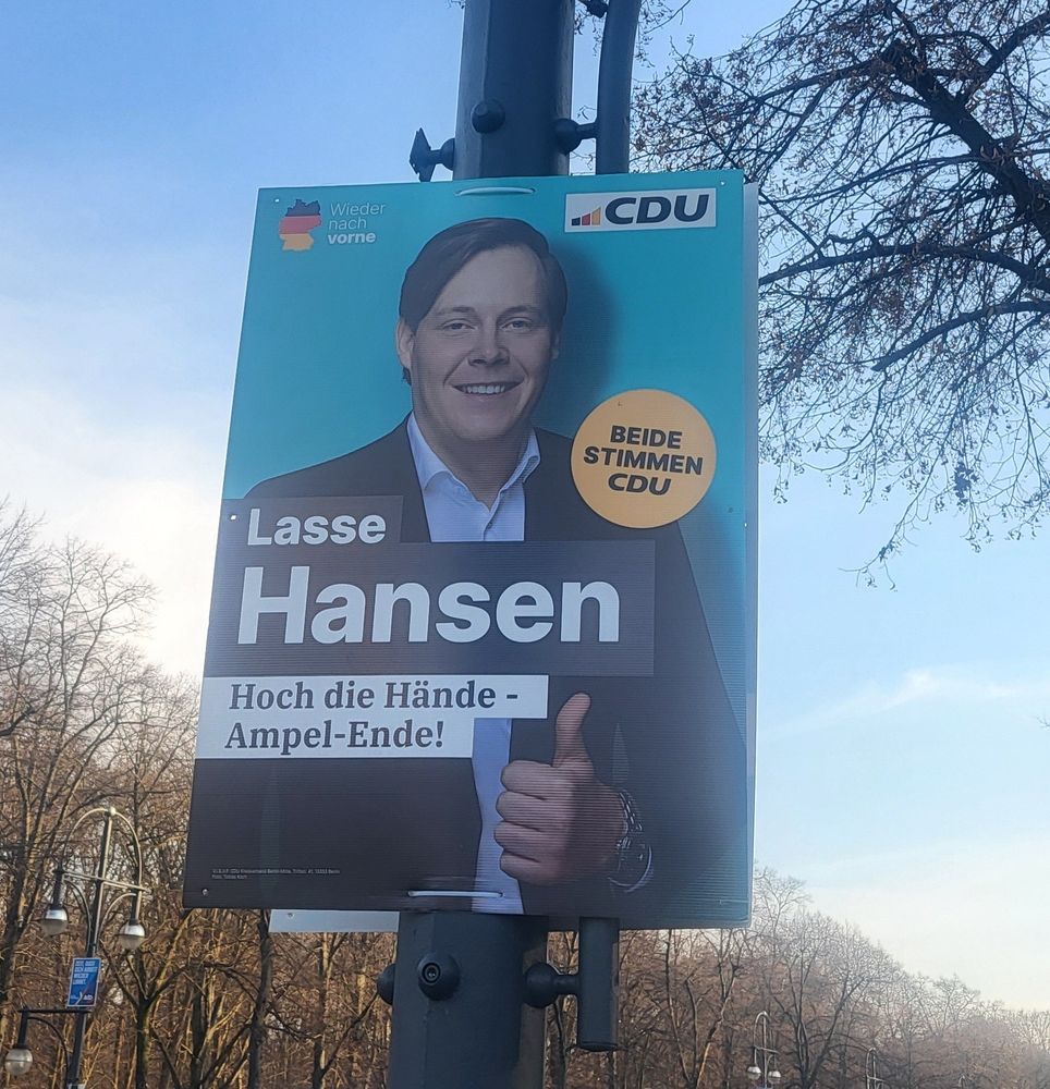 Wahlplakt des CDU-Politikers Lasse Hansen mit dem Text "Hoch die Hände - Ampel-Ende!". Hansen zeigt dazu die Daumen-hoch-Geste.