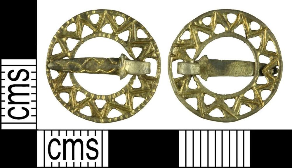 Gold coloured broach, with clasp in the middle and triangular pattern 