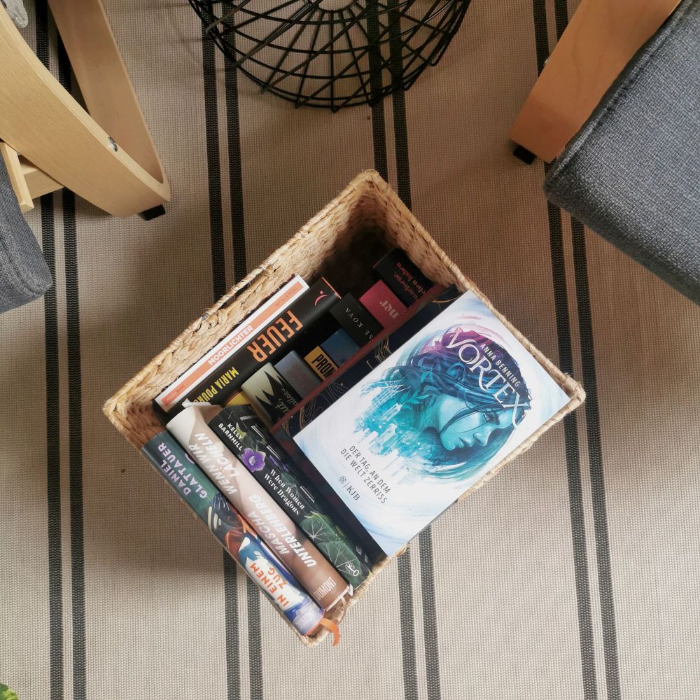 Ein Korb voller Bücher.