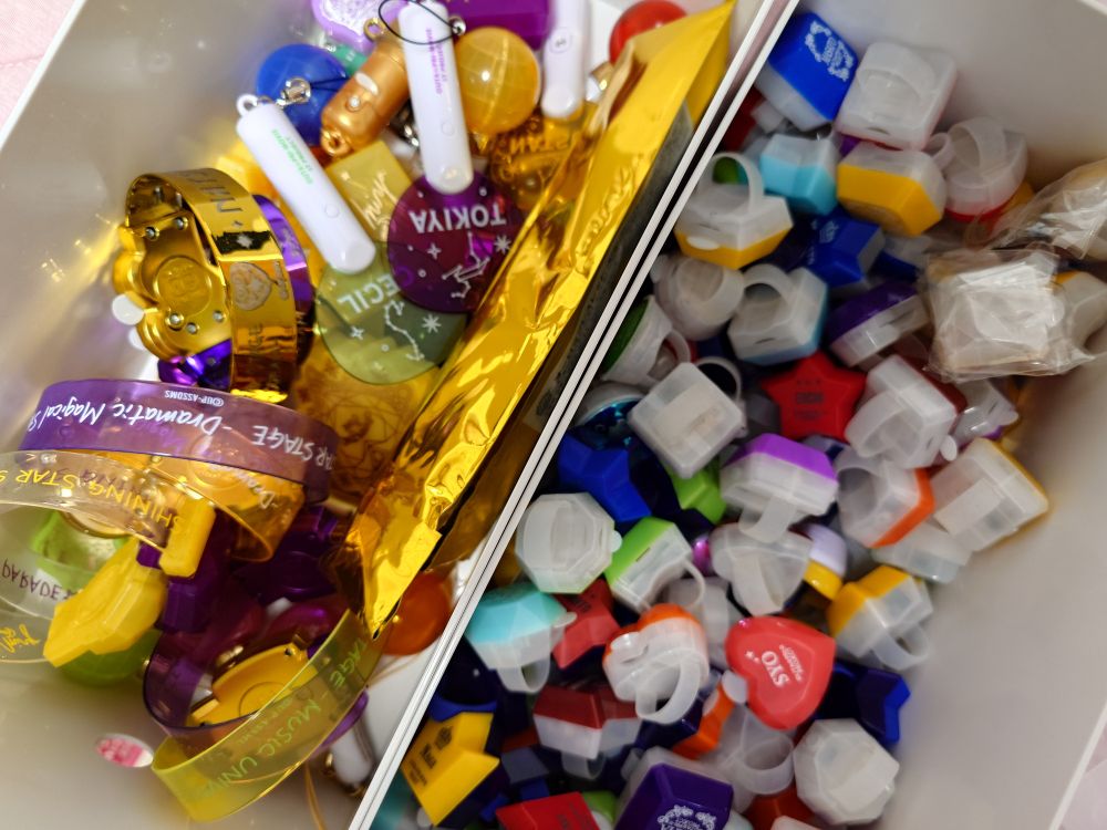 手持ちのリングライトとマグネットライトその他小さめ光り物の山