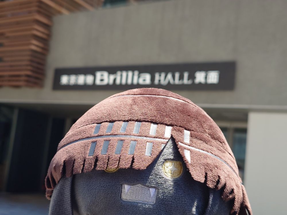 刀ステが上演されるホールの入口　そこうぐんうちがたなぬいポシェットを添えて