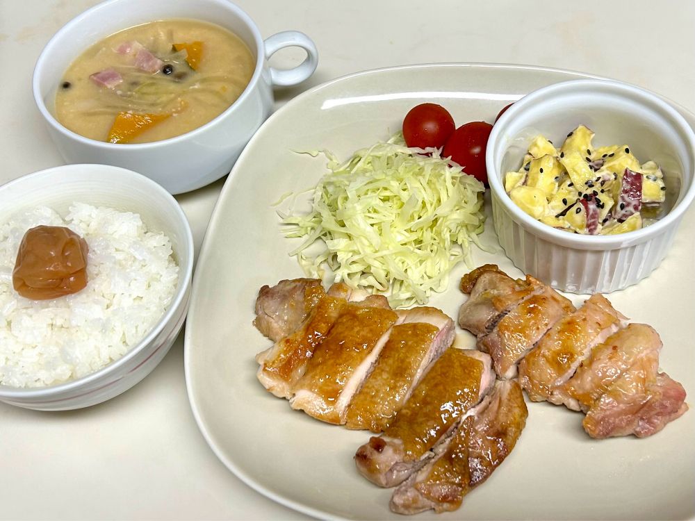 チキンソテー2種(梅酢焼き、照り焼き)、さつまいものコロコロサラダ、千切りキャベツ、ミニトマトのワンプレート
牛乳入り味噌汁(かぼちゃ、タマネギ、しめじ、ベーコン)
梅干しのせごはん