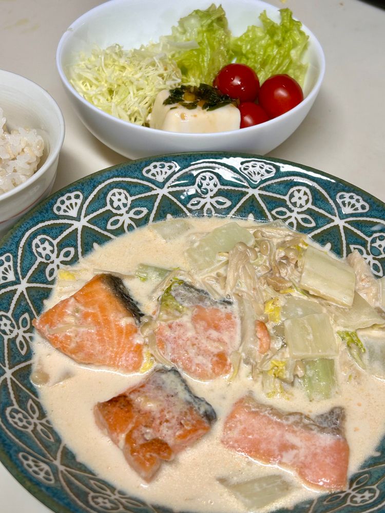 鮭と白菜とえのき茸の和風クリーム煮
青ネギ入り和風ドレッシングで豆腐サラダ(サニーレタス、せん切りキャベツ、ミニトマト)
もち麦入りごはん