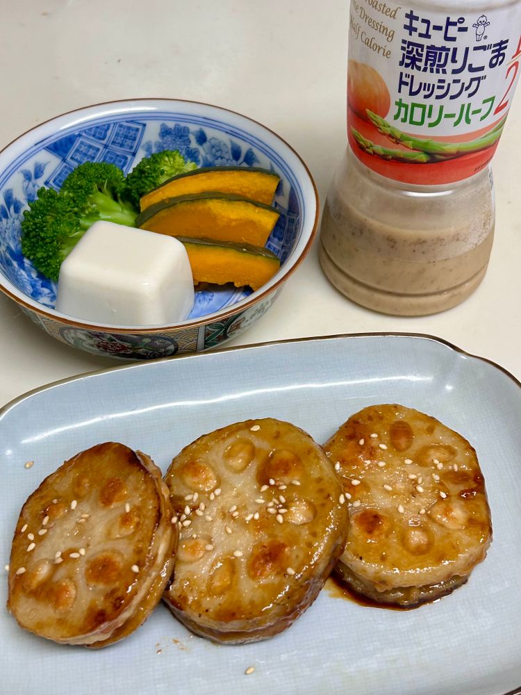 れんこんのはさみ焼き・照り焼きソース
絹豆腐と温野菜(ブロッコリー、かぼちゃ)のサラダ