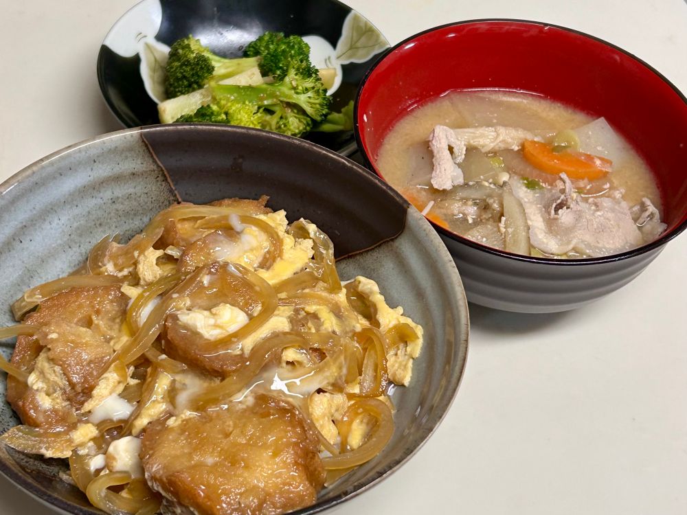 油麩丼(親子丼の鶏肉を油麩に変えたもの)
具だくさん豚汁(豚バラ、大根、にんじん、ごぼう、長ネギ、えのき茸、里芋、こんにゃく)
ブロッコリーの胡麻和え