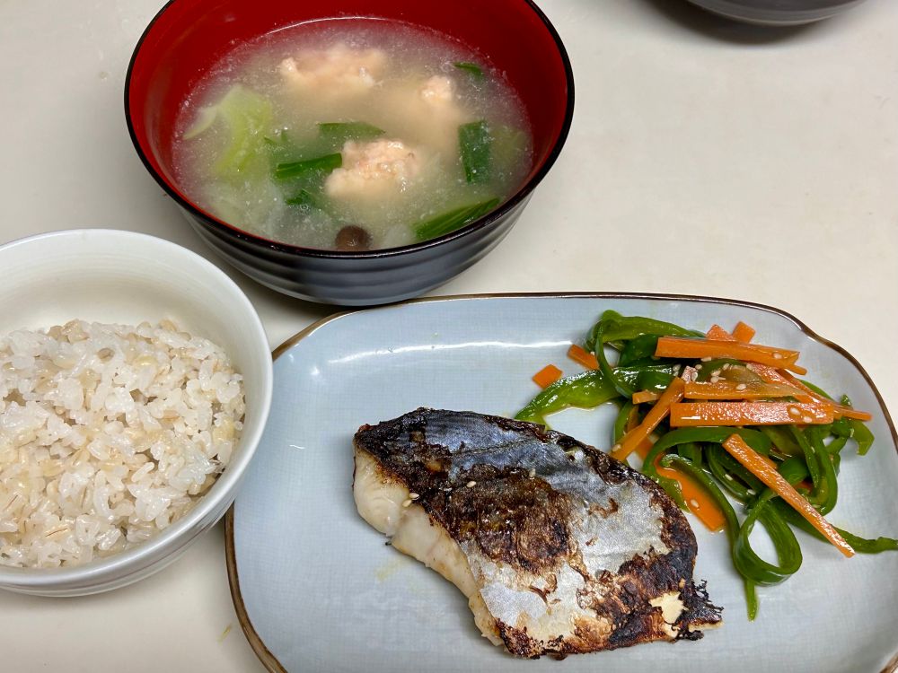 焼きさわら・ピーマンとにんじんのきんぴら
えび団子の中華スープ(青梗菜、長ネギ、ぶなしめじ)
もち麦入りごはん